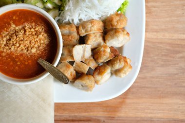 kıyılmış domuz sosisi, fermente pirinç erişte ve sebze chili sos ile. Vietnamca yaz rulo gıda nem Nuong Xa denilen