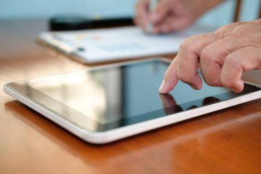 tablet ile ofiste çalışan adam. grafik grafik belgesi işyeri analiz işadamı.