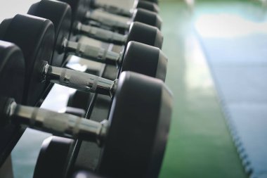 Halter salonunda satır. Siyah dumbbell spor fitness club Center'da ayarlama.