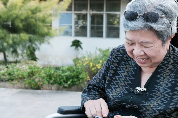 Mujer Mayor Silla Ruedas Sosteniendo Teléfono Móvil Anciano Mensaje Texto — Foto de Stock