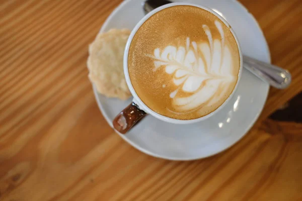 Ζεστό Καπουτσίνο Latte Art Στο Λευκό Κύπελλο Στο Τραπέζι Από — Φωτογραφία Αρχείου