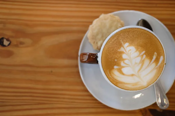 Heißer Cappuccino Kaffee Mit Latte Art Weißer Tasse Auf Holztisch — Stockfoto