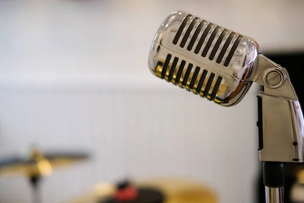Kovové Vintage Mikrofon Stříbrný Chrom — Stock fotografie