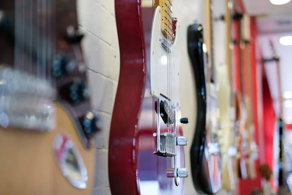 Guitarra Elétrica Pendurada Parede Branca — Fotografia de Stock