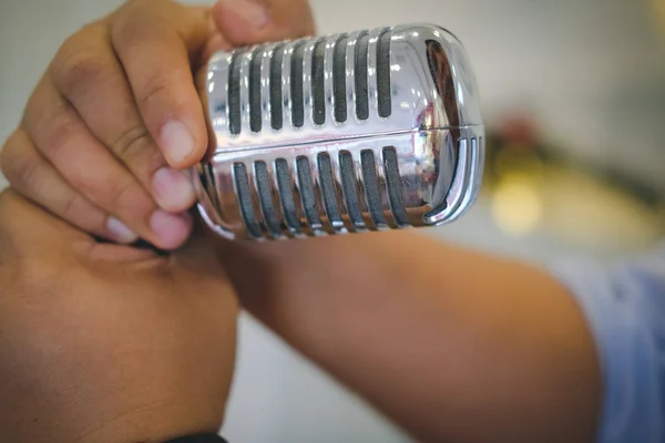 Zanger Hand Met Zilver Chroom Metalen Vintage Microfoon — Stockfoto