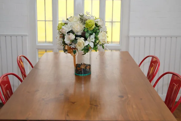 Mesa Madeira Cadeira Vermelha Definida Interior Acolhedor Sala Jantar — Fotografia de Stock