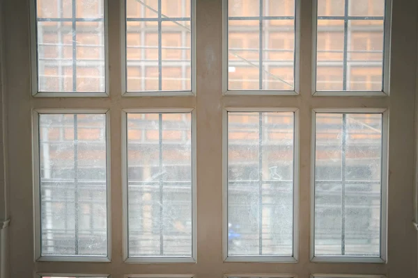 Traditionelle Geschlossene Weiße Fensterrahmen — Stockfoto