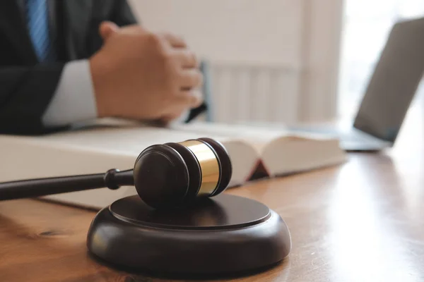 Beoordelen Met Juridische Wet Hamer Boek Bij Rechtszaal Advocaat Advocaat — Stockfoto