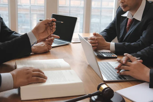 Advogado Dando Conselhos Aos Empresários Homem Negócios Discutindo Legislação Legal — Fotografia de Stock