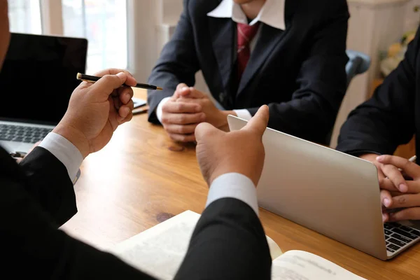 Consejero Negocios Discutiendo Ideas Inversor Profesional Tiene Una Reunión Hombre — Foto de Stock