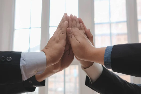 Empresario Uniendo Mano Unida Equipo Negocios Tocando Las Manos Juntos —  Fotos de Stock