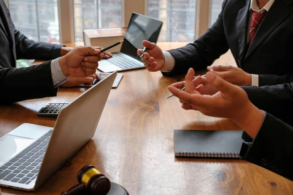 Abogado Dando Consejos Gente Negocios Hombre Negocios Discutiendo Legislación Legal — Foto de Stock