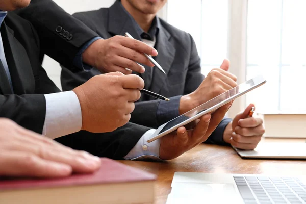 Asesor Negocios Discutiendo Con Hombre Negocios Inversor Profesional Ingresos Por — Foto de Stock