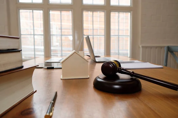 Mahkeme Yargıç tokmak ve ev modeli. Emlak hukuk ve mülkiyet Müzayede kavramı