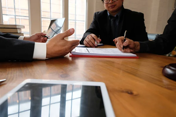 Hombre Negocios Consultoría Abogado Firma Contrato Reunión Del Equipo Bufete — Foto de Stock