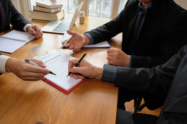 Hombre Negocios Consultoría Abogado Firma Contrato Reunión Del Equipo Bufete — Foto de Stock