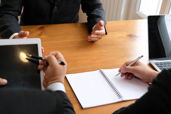 Hombre Negocios Hablando Con Candidato Entrevista Trabajo Manager Escuchar Respuesta — Foto de Stock