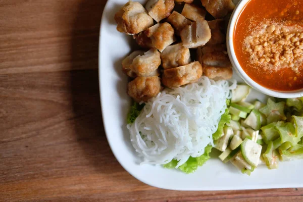 Mleté Vepřové Klobásy Fermentované Rýžové Nudle Zeleninou Podávaná Chilli Omáčkou — Stock fotografie