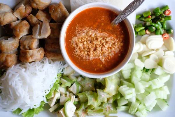 みじん切りのポーク ソーセージ 発酵米麺 野菜チリソースを添えてください Nem Nuong と呼ばれるベトナムの夏ロール食品 — ストック写真