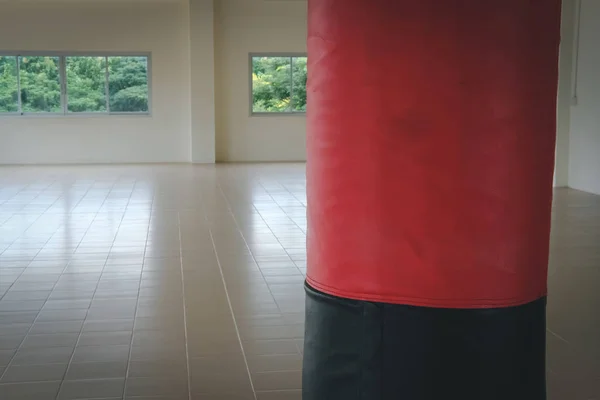 红色和黑色的沙袋打和冲压在拳击馆 体育健身生活方式概念 — 图库照片