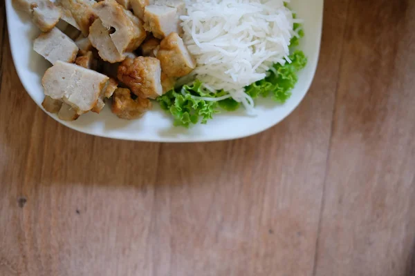 猪肉香肠 发酵米粉和蔬菜配辣椒酱 越南夏季卷食品叫 Nem Nuong — 图库照片