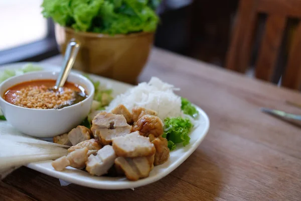 みじん切りのポーク ソーセージ 発酵米麺 野菜チリソースを添えてください Nem Nuong と呼ばれるベトナムの夏ロール食品 — ストック写真