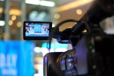 profesyonel video üretim kamera sahne alanı'nda canlı olay kaydı. seminer konferans yayını televizyon sosyal medya.