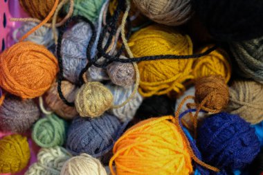 renkli örgü iplik topu. El yapımı elişi nakış aksesuar