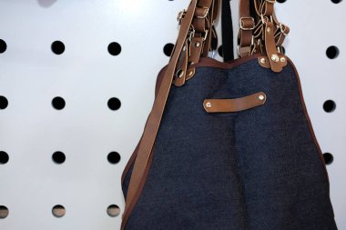 kot denim ve kahverengi deri önlük