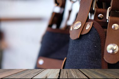 kot denim ve kahverengi deri önlük