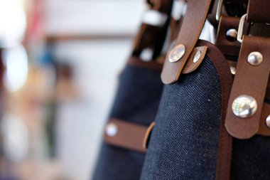 kot denim ve kahverengi deri önlük