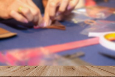 Kadın el yapımı deri püskül. El yapımı Diy el sanatları