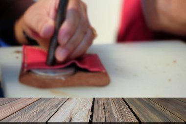 deri çanta butonuna pinching ustası. El yapımı Diy el sanatları Atölyesi