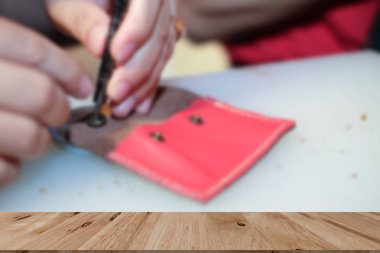 deri çanta butonuna pinching ustası. El yapımı Diy el sanatları Atölyesi