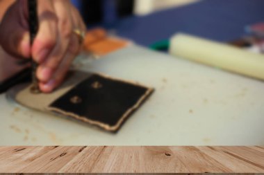 deri çanta butonuna pinching ustası. El yapımı Diy el sanatları Atölyesi