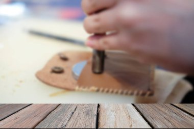 deri çanta butonuna pinching ustası. El yapımı Diy el sanatları Atölyesi