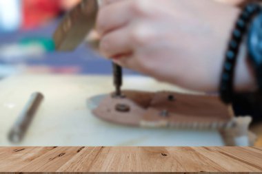 deri çanta butonuna pinching ustası. El yapımı Diy el sanatları Atölyesi