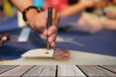 deri çanta butonuna pinching ustası. El yapımı Diy el sanatları Atölyesi