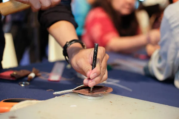 Deri Çanta Butonuna Pinching Ustası Yapımı Diy Sanatları Atölyesi — Stok fotoğraf