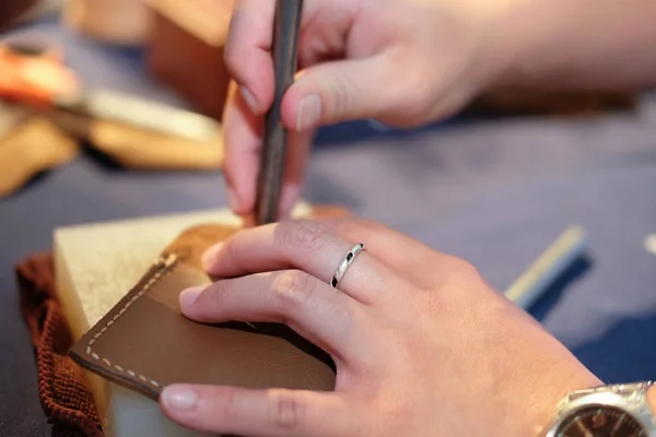 Craftsman Pinching Button Leather Bag Handmade Diy Handicraft Workshop — Stock Photo, Image