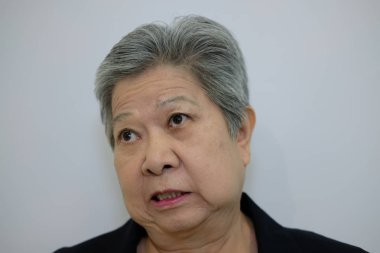 Yaşlı bir kadın düşünüyorum. beyaz zemin üzerine düşünceli düşünceli kıdemli