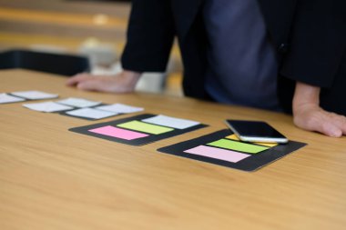 kullanıcı deneyimi (Ux) tasarımcı tasarım web üzerinde akıllı telefon düzeni. Mobil uygulama planlaması UI. Geliştirici iş prototip ile çalışmak