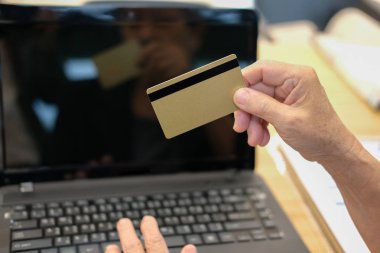 kredi kartı online alışveriş için bilgisayar kullanarak tutan kadın. işkadını satınalma ürün--dan enterne, banka Web sitesinde çalışma alanı, ödeme yap