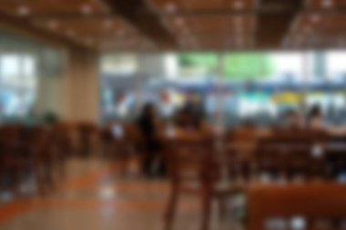 Masa ve sandalye yemek kortu kantin Restoran iç. ufuk bulanıklık arka plan