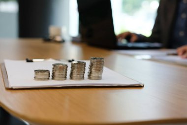 Belge office coworking işyerinde analiz organizasyon planı, çalışma iş adamı. sikke yığını ve iş büyüme