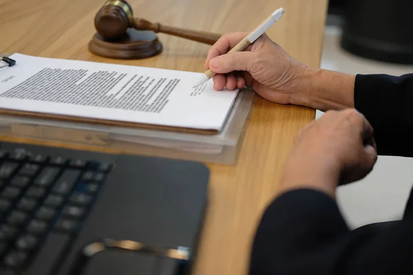 Empresaria Firma Contrato Abogado Con Documento Acuerdo Bufete Abogados — Foto de Stock