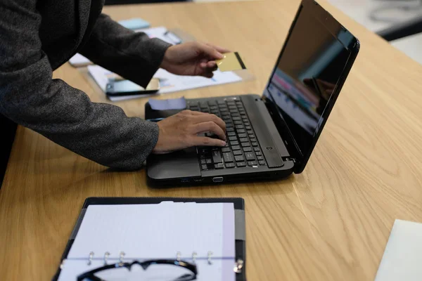 Mulher Segurando Cartão Crédito Usando Computador Portátil Para Compras Online — Fotografia de Stock