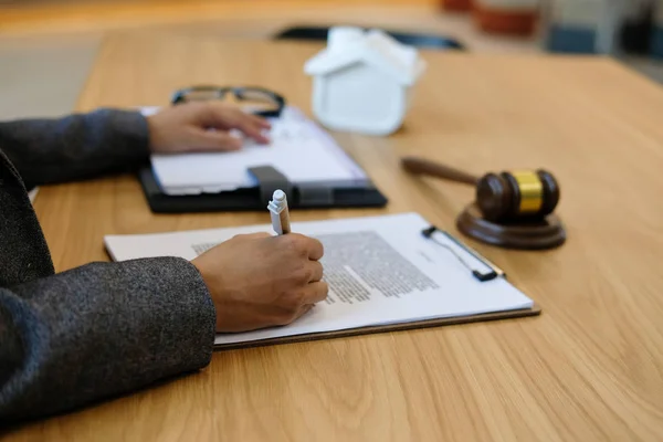 Avocat Lire Contrat Femme Examinant Document Prêt Hypothécaire Avec Juge — Photo