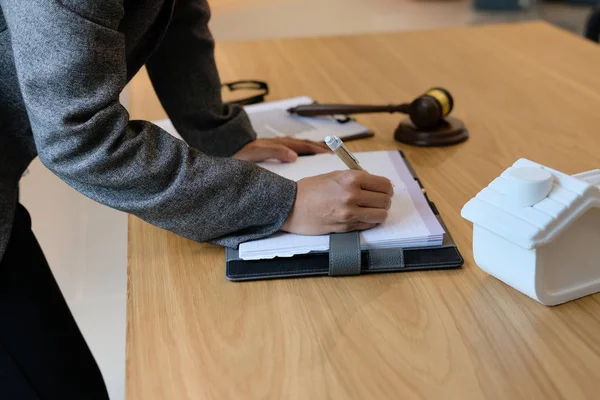 Femme Affaires Écrire Une Note Avec Modèle Maison Cabinet Avocats — Photo