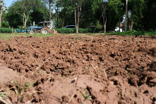 农夫在拖拉机准备领域为幼苗 农地农业工作 — 图库照片